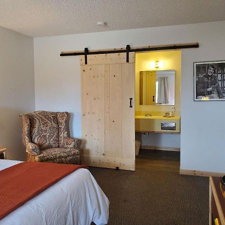 Warden Inn Deer Lodge Eksteriør billede