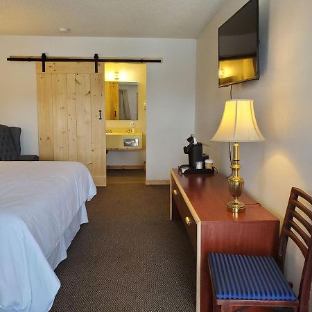 Warden Inn Deer Lodge Eksteriør billede