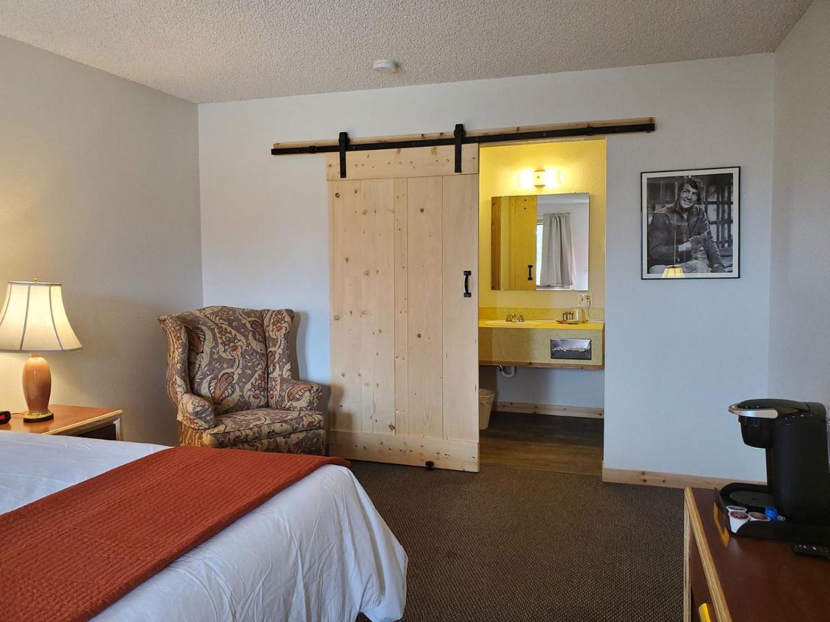Warden Inn Deer Lodge Eksteriør billede