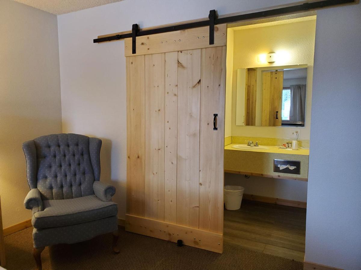 Warden Inn Deer Lodge Eksteriør billede