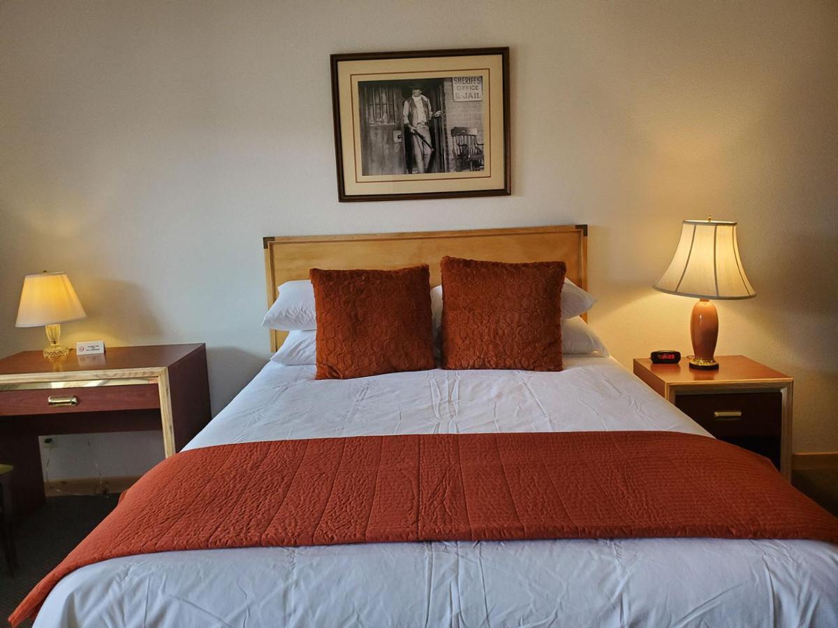 Warden Inn Deer Lodge Eksteriør billede