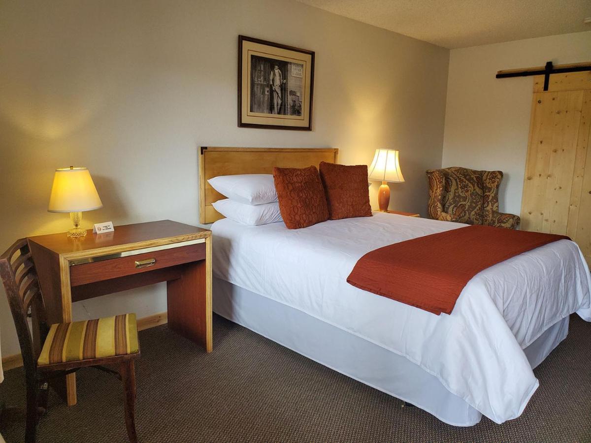 Warden Inn Deer Lodge Eksteriør billede