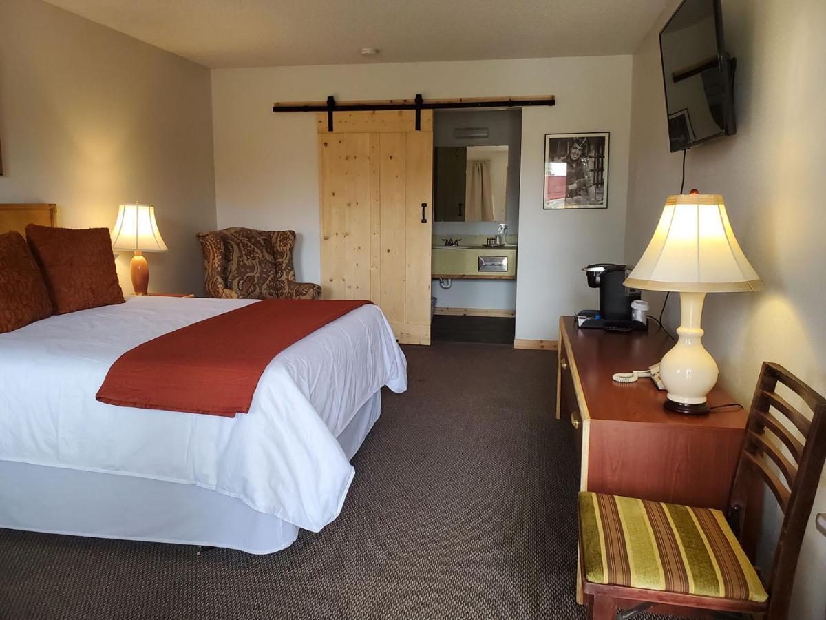 Warden Inn Deer Lodge Eksteriør billede